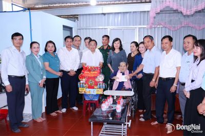 Đoàn công tác của thành phố Đồng Nai thăm, tặng quà các mẹ Việt Nam anh hùng