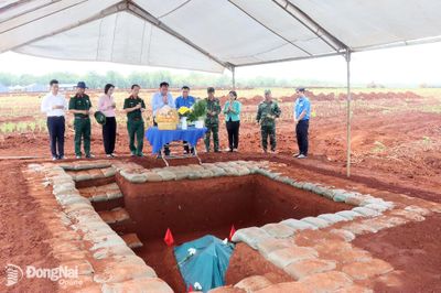 Phó Bí thư Thành ủy Võ Tấn Đức thăm, kiểm tra công tác tìm kiếm, cất bốc hài cốt liệt sĩ tại xã Minh Đức