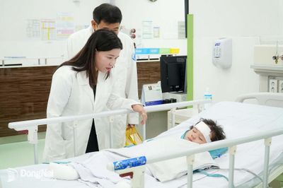 Lãnh đạo Sở Y tế Đồng Nai thăm, tặng quà hỗ trợ 2 bệnh nhi vụ cháy xe khách