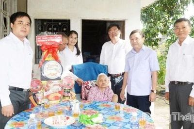 Phó Bí thư Thường trực Tỉnh ủy Phan Văn Thắng thăm, tặng quà gia đình chính sách tại xã Hưng Thạnh