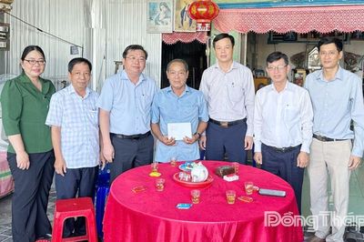 Đồng chí Phan Văn Thương thăm, tặng quà gia đình chính sách nhân kỷ niệm Ngày Thương binh - Liệt sĩ