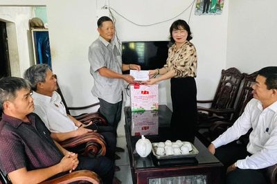 Giám đốc Sở Nội vụ Phạm Thị Tố Hải thăm, tặng quà cho các gia đình chính sách tiêu biểu