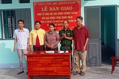 Trao nhà ở cho con đẻ người hoạt động kháng chiến bị nhiễm chất độc hóa học tại xã Ya Ma