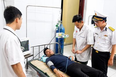 Bệnh xá đảo Song Tử Tây cấp cứu ngư dân bị xuất huyết tiêu hóa trên biển