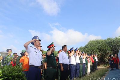 Đoàn công tác khảo sát biển, đảo ven bờ 2026 đến thăm, tặng quà tại đặc khu Phú Quý