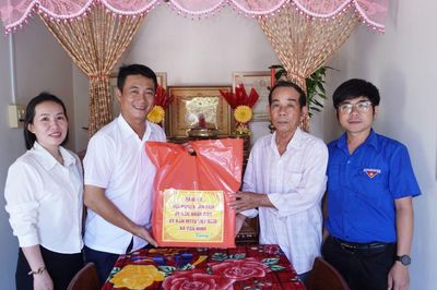 Lãnh đạo xã Vạn Ninh thăm, tặng quà các gia đình chính sách