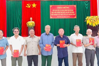 Tặng 17 suất quà cho gia đình có công với cách mạng ở xã Khánh Vĩnh