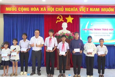 Trao 20 suất học bổng cho trẻ em có hoàn cảnh khó khăn ở xã Khánh Vĩnh