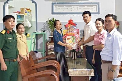 Xã Nam Cam Ranh thăm, tặng quà người có công với cách mạng