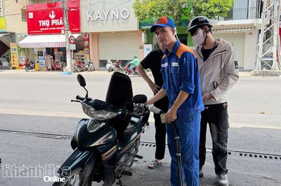Giá xăng E10 tăng gần 1.000 đồng/lít