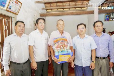 Phó Chủ tịch Thường trực UBND tỉnh Nguyễn Long Biên thăm, tặng quà gia đình chính sách tại xã Vạn Thắng