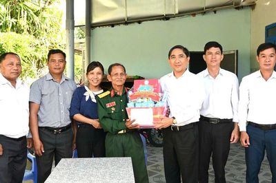 Xã Thuận Bắc thăm, tặng quà các gia đình chính sách