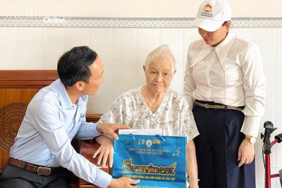 Phường Đông Ninh Hòa thăm, tặng quà người có công với cách mạng