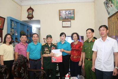 Lãnh đạo phường Kỳ Lừa thăm, tặng quà gia đình chính sách
