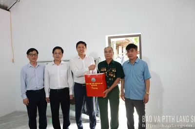 Đồng chí Vũ Hoàng Anh, Phó Bí thư Tỉnh ủy thăm, tặng quà gia đình chính sách, người có công tại xã Tri Lễ