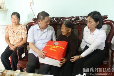 Đồng chí Đoàn Thanh Sơn, Phó Chủ tịch UBND tỉnh thăm, tặng quà các gia đình chính sách và làm việc với UBND xã Quốc Khánh