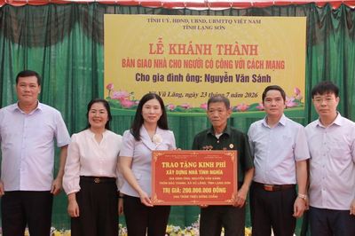 Đồng chí Trần Thanh Nhàn, Phó Chủ tịch UBND tỉnh dự lễ khánh thành, bàn giao nhà cho người có công tại xã Vũ Lăng