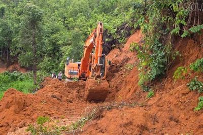 Chung tay thông đường sau lũ