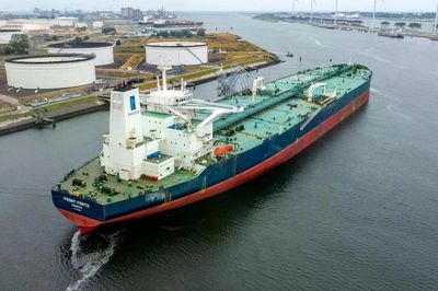 Giá dầu Brent vượt 100 USD/thùng lần đầu tiên kể từ ngày 26/5