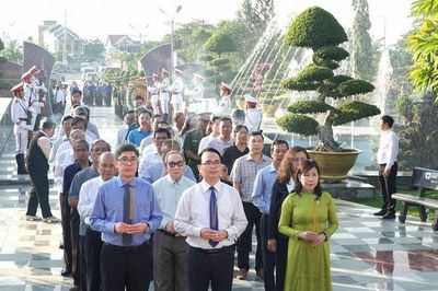 Lãnh đạo tỉnh Lâm Đồng dâng hương viếng các Anh hùng liệt sĩ và Chủ tịch Hồ Chí Minh