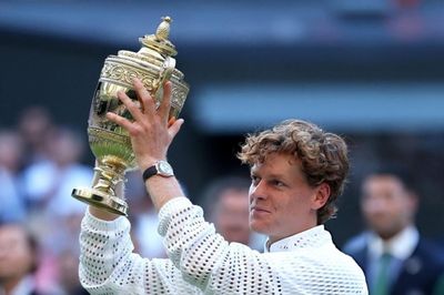Jannik Sinner mất 1,6 triệu bảng tiền thuế dù nhận thưởng kỷ lục tại Wimbledon 2026