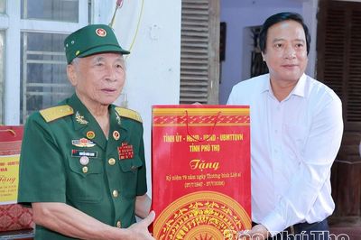 Phó Bí thư Tỉnh ủy Nguyễn Mạnh Sơn thăm, tặng quà người có công, gia đình chính sách tại xã Hạ Hòa