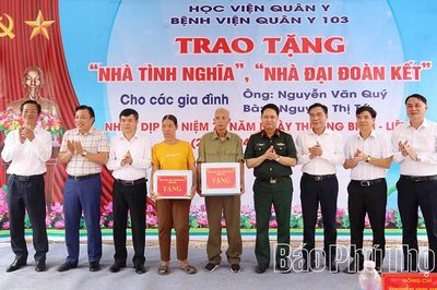 Khám bệnh miễn phí và trao nhà tình nghĩa, nhà đại đoàn kết cho người dân phường Kỳ Sơn