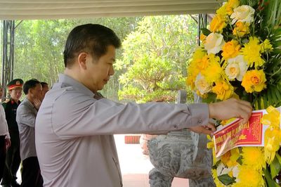 Đồng chí Phó Bí thư Thường trực Tỉnh ủy dâng hoa, dâng hương tri ân các anh hùng liệt sĩ