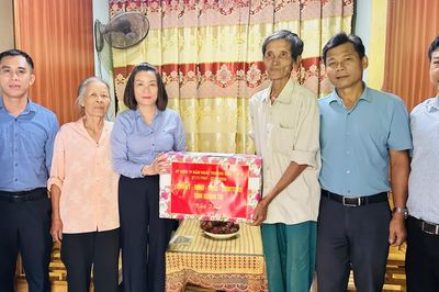 Lãnh đạo Đoàn đại biểu Quốc hội tỉnh thăm, tặng quà gia đình chính sách, người có công