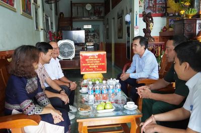 Đồng chí Trưởng ban Tổ chức Tỉnh ủy thăm, tặng quà gia đình chính sách