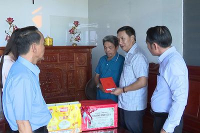Đồng chí Bí thư Đảng ủy phường Đông Hà thăm, tặng quà gia đình chính sách