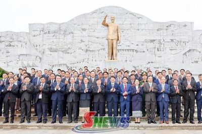 Đoàn đại biểu dự Hội nghị giao ban công tác phối hợp phòng, chống ma túy qua biên giới dâng hương Đền thờ Bác Hồ
