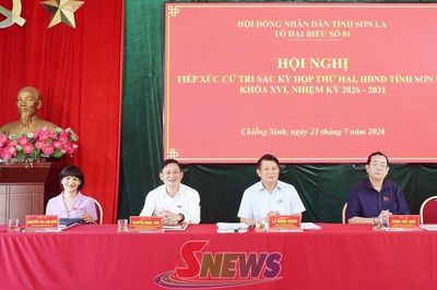 Đồng chí Chủ tịch HĐND tỉnh Sơn La tiếp xúc cử tri phường Chiềng Sinh