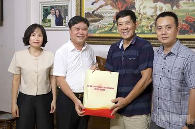 Báo và phát thanh, truyền hình Tuyên Quang thăm, tặng quà các gia đình chính sách nhân dịp 27-7