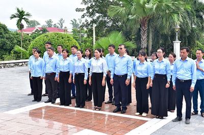 Đảng ủy UBND tỉnh dâng hương tưởng nhớ, tri ân Chủ tịch Hồ Chí Minh và các Anh hùng liệt sĩ
