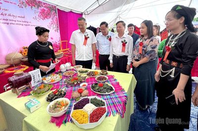 Quang Bình tổ chức Phiên chợ số gắn với không gian hoa tường vi