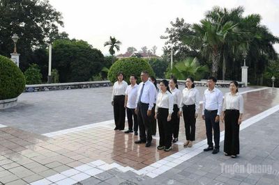 Đảng ủy các cơ quan Đảng tỉnh dâng hương tưởng nhớ Chủ tịch Hồ Chí Minh và các Anh hùng liệt sĩ