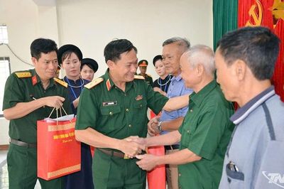 Đoàn công tác Quân ủy Trung ương tri ân gia đình chính sách tại Thái Nguyên