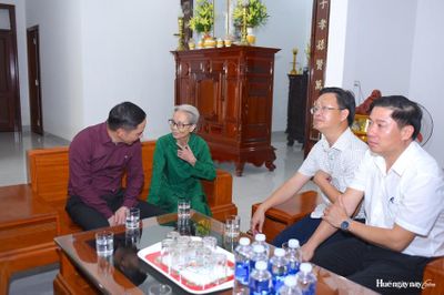 Lãnh đạo Trung ương và TP. Huế thăm, tặng quà gia đình chính sách