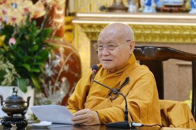 Trưởng lão Hòa thượng Thích Nhật Quang thăm, sách tấn hành giả an cư tại trường hạ chùa Vạn Đức (TP.HCM)