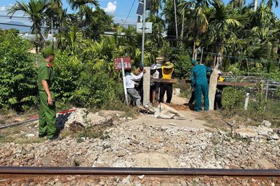 Quảng Ngãi: Cưỡng chế đóng hai lối đi tự mở nguy hiểm qua đường sắt Bắc - Nam