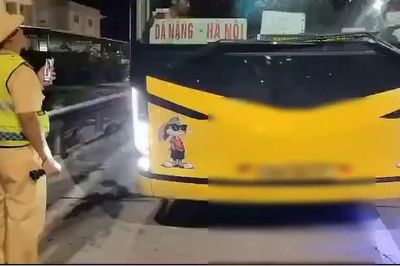 Nhồi nhét hành khách trên cao tốc, tài xế xe khách bị phạt hơn 100 triệu đồng