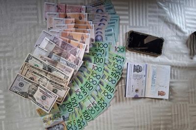 Tổ tàu SE7 trả lại gần 100 triệu đồng cho vị khách nước ngoài để quên trên tàu
