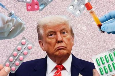 Ông Trump tính áp thuế 200% với thuốc nhập khẩu, ngành dược lo lắng