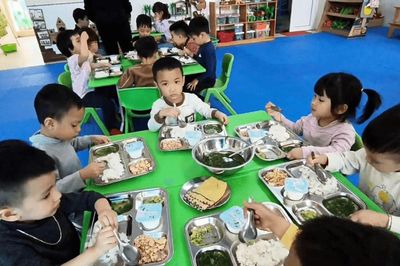 Phụ huynh có thể theo dõi bữa ăn bán trú của con bằng điện thoại từ năm học mới