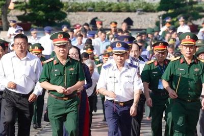 Cảnh sát biển Việt Nam tri ân Anh hùng liệt sĩ, đồng hành cùng quân và dân Côn Đảo