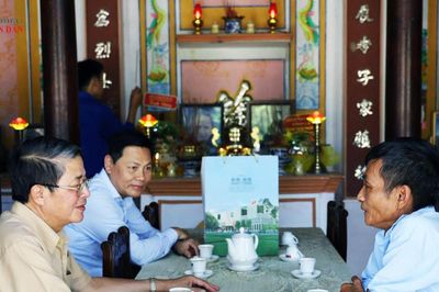 Nguyên Phó Chủ tịch Quốc hội Nguyễn Đức Hải dâng hương, tri ân các anh hùng liệt sĩ, các Mẹ Việt Nam anh hùng