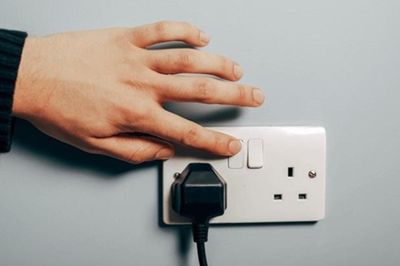 Đi du lịch về đừng vội cắm điện toàn bộ thiết bị: Nhiều người mắc sai lầm này mà không biết