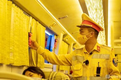 CSGT kiểm tra phát hiện nhiều xe khách thiếu dụng cụ thoát hiểm