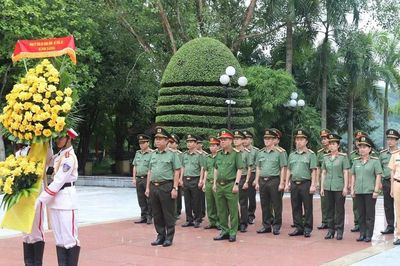 Đảng ủy Công an Trung ương tri ân các Anh hùng liệt sĩ Công an nhân dân